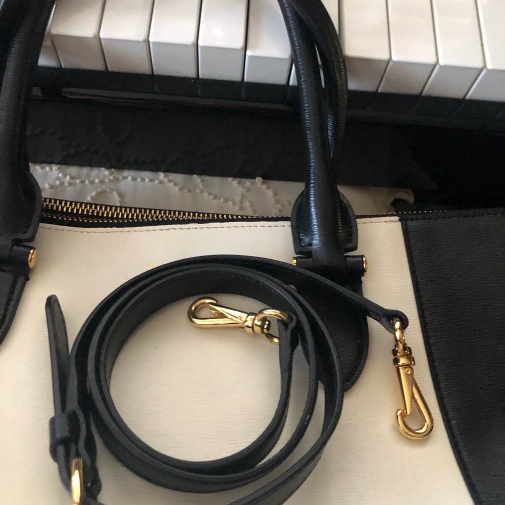 Lauren Ralph Lauren Tote with crossbody detachable strap black @ white. - Picture 4 of 5